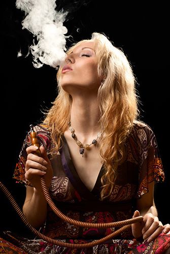 Frau raucht Shisha